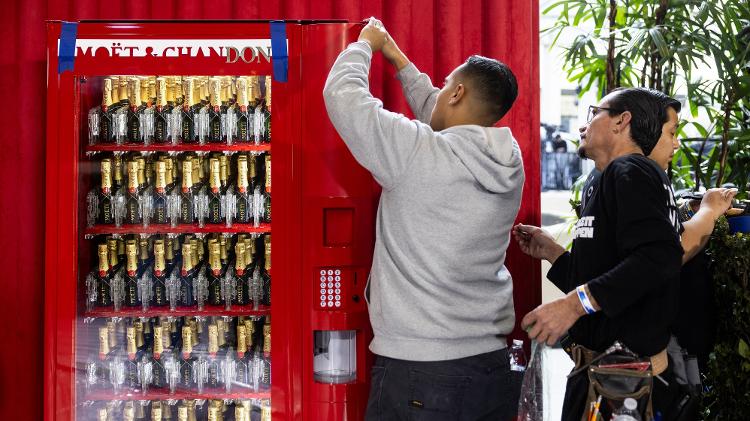 Técnicos instalam máquina de champagne Moët e Chandon no Globo de Ouro