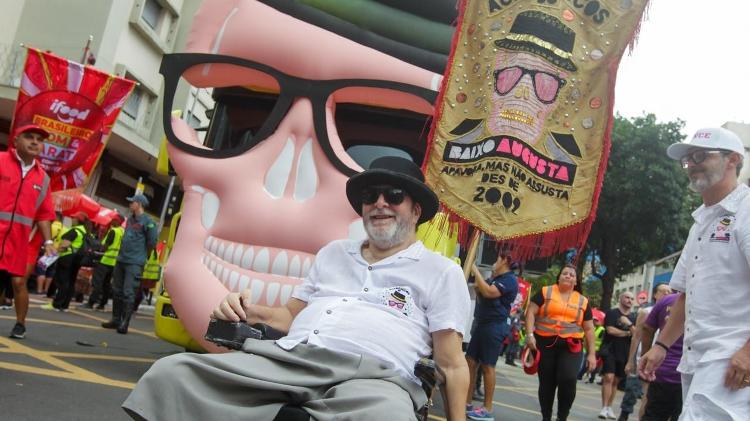 Marcelo Rubens Paiva, porta estandarte e fundador do Acadêmicos Baixo Augusta