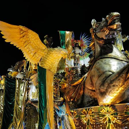 13.fev.2024 - Desfile da Paraíso do Tuiuti na segunda noite de carnaval no sambódromo da Marquês de Sapucaí