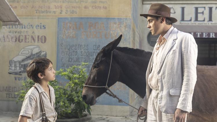 Samir (Davi Malizia) e Candinho (Sergio Guizé) em 'Êta Mundo Melhor' Samir (Davi Malizia) e Candinho (Sergio Guizé) em 'Êta Mundo Melhor'