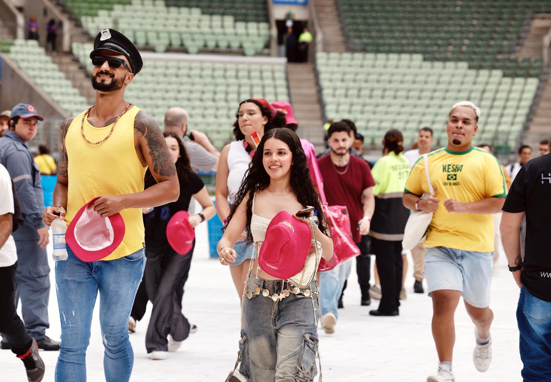 CarnaUOL: público chega para curtir shows - undefined