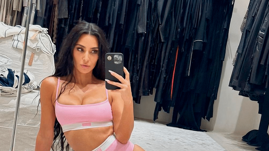 Kim Kardashian posou de lingerie rosa