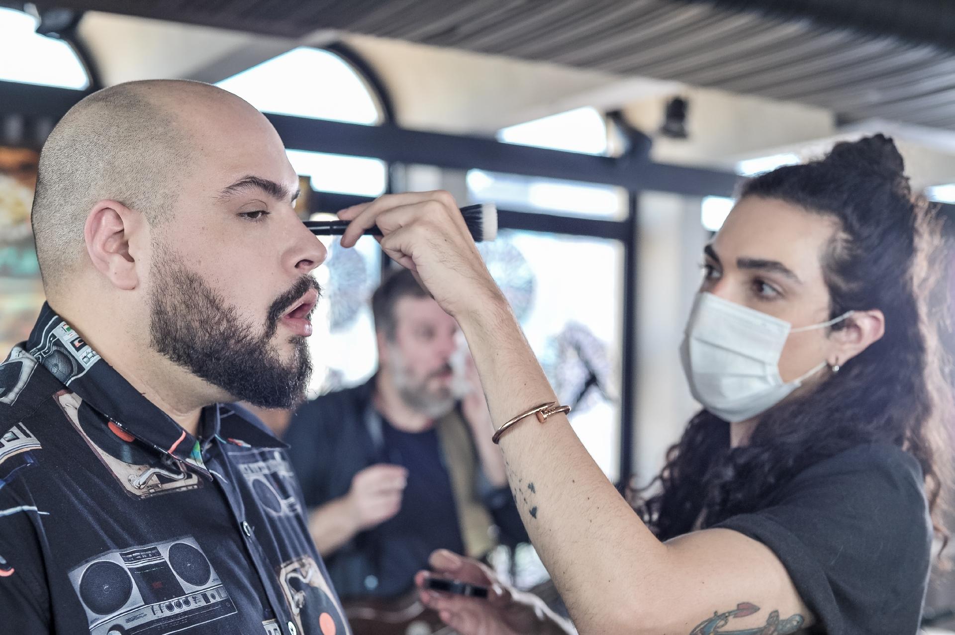 Sai da Caixa: Tiago Abravanel nos bastidores da gravação com Samuel Rosa - Reinaldo Canato/UOL