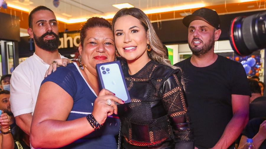 Deolane Bezerra com a vencedora do sorteio do iPhone 13 Pro Max - Iwi Onodera/UOL