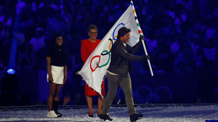 Simone Biles entregou a bandeira a Tom Cruise