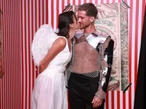 Bruna Marquezine e João Guilherme beijam muito em festa: 'Romeu e Julieta'