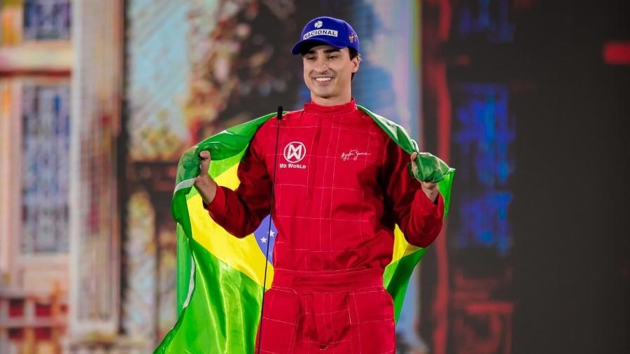 Representante brasileiro no Mister Mundo 2024, Eduardo Menezes, em homenagem ao piloto Ayrton Senna na etapa de National Costume - Ricardo Siviero/ Mr. World @mrworld.official @ricardo_siviero