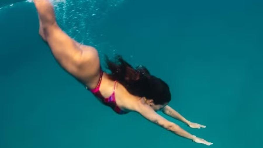 Anitta mergulhando Anitta mergulhando