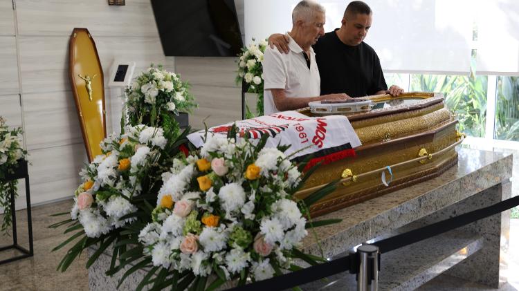 Waguinho e o pai, Osmar, no velório de Bira Presidente Waguinho e o pai, Osmar, no velório de Bira Presidente