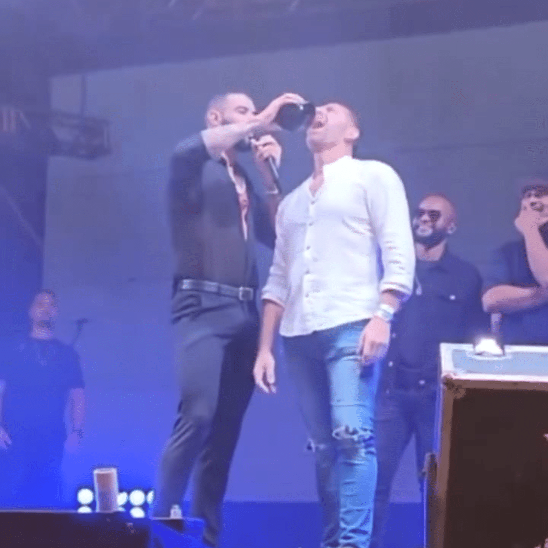Gusttavo Lima: fã passa mal após beber com cantor no palco Gusttavo Lima: fã passa mal após beber com cantor no palco