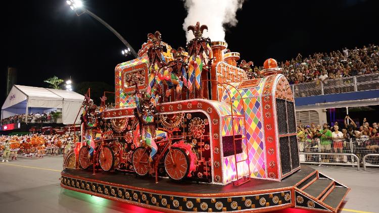 Carro alegórico da Mocidade na segunda noite de Carnaval no sambódromo do Anhembi