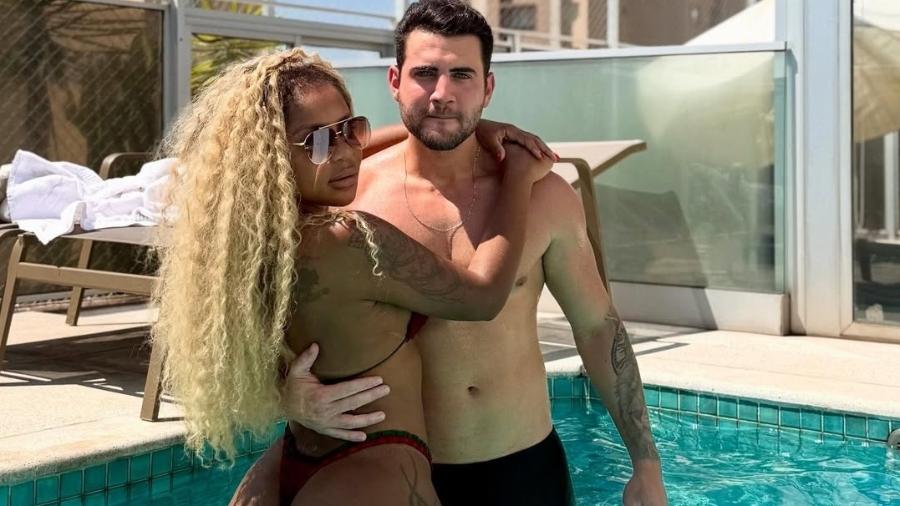 Cariúcha assume romance com Alexis Couto