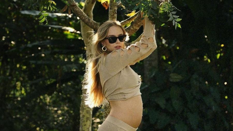 Isabella Scherer mostrou a barriga da gravidez de gêmeos - Reprodução/Instagram