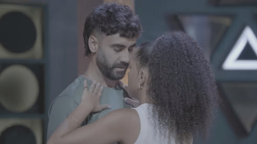 Chicão (Gabriel Godoy) e Andrômeda (Ramille) se beijam em "Família É Tudo" - Divulgação/Globo
