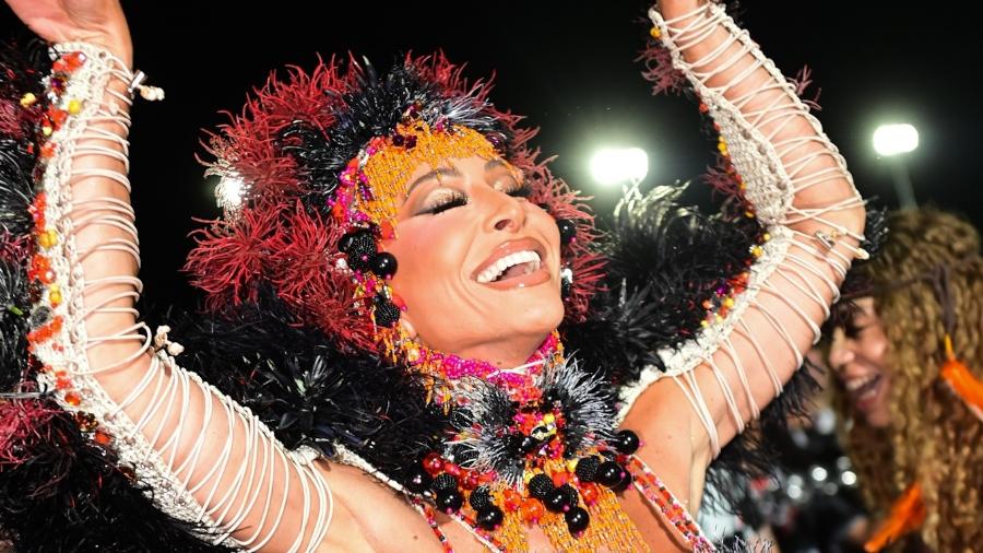 Sabrina Sato encerra sexta-feira de Carnaval em SP com look ousado e anuncia presença em desfile