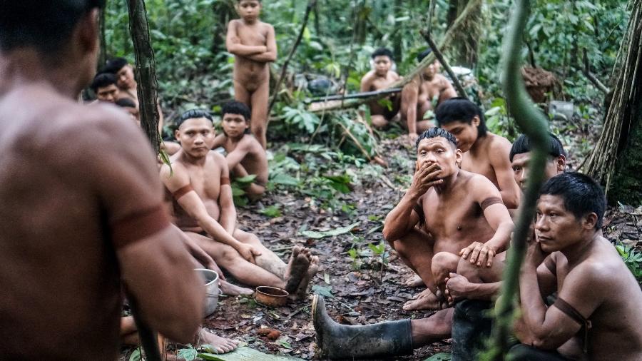 Indígenas da etnia Korubo em cena do documentário "A Invenção do Outro", de Bruno Jorge - Divulgação