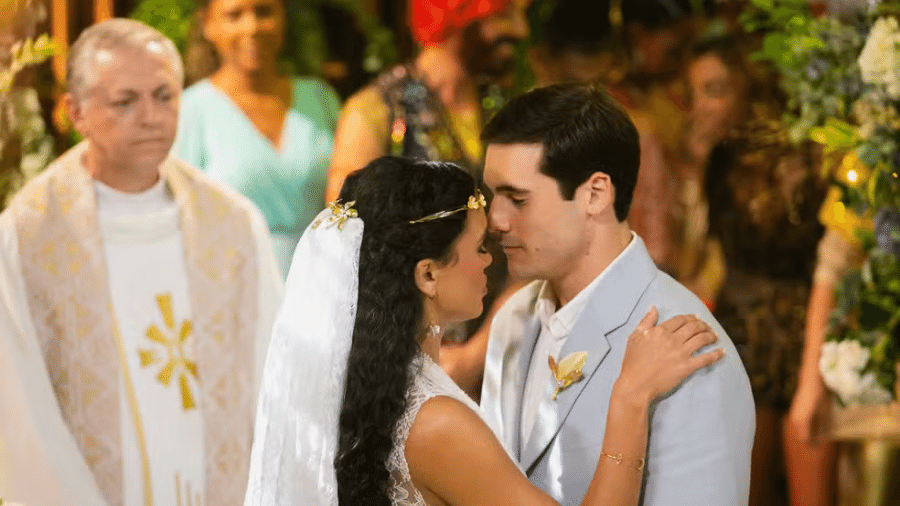 Luna (Giovana Cordeiro) e Miguel (Nicolas Prattes) se casam em 'Fuzuê'
