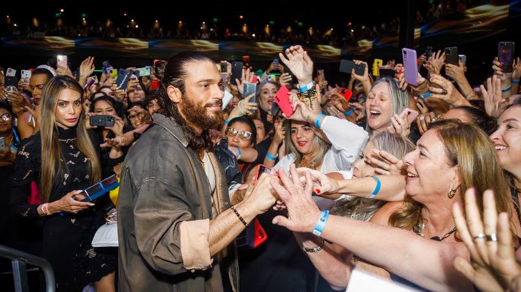 O ator turco Can Yaman em encontro de fãs em São Paulo