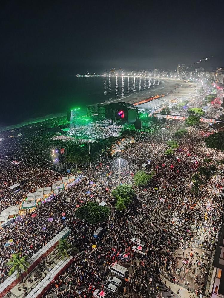 Vista aérea do público aguardando Madonna para último show de sua turnê atual no Rio