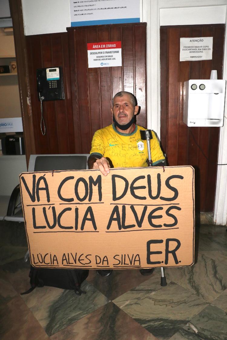 Admirador da atriz Lúcia Alves no velório da atriz, em um cemitério da zona sul do RJ Admirador da atriz Lúcia Alves no velório da atriz, em um cemitério da zona sul do RJ