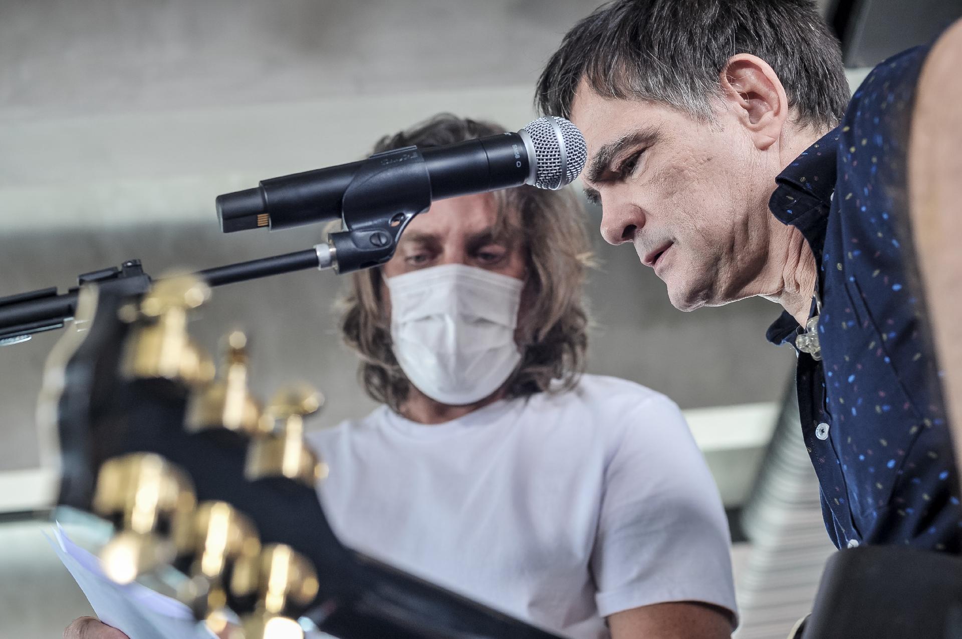 Samuel Rosa nos bastidores do 'Sai da Caixa', de Tiago Abravanel - Reinaldo Canato/UOL