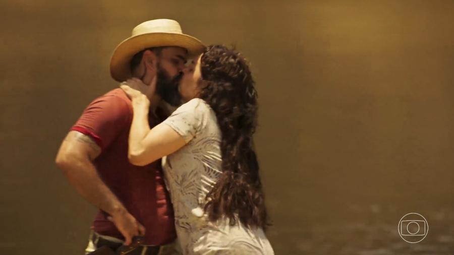 Maria Bruaca (Isabel Teixeira) beija Alcides (Juliano Cazarré) em "Pantanal" - Reprodução/TV Globo
