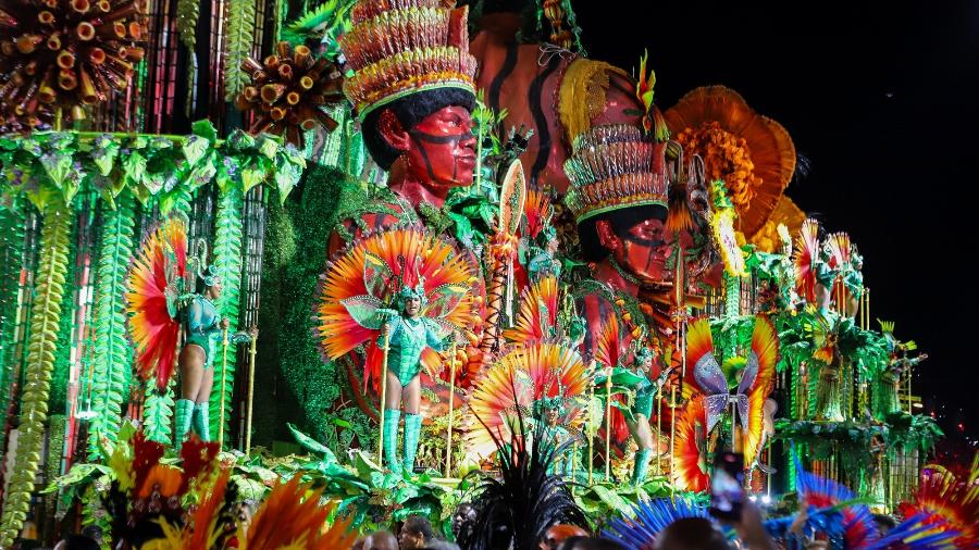 Desfile do Salgueiro na primeira noite de carnaval no sambódromo da Marquês de Sapucaí