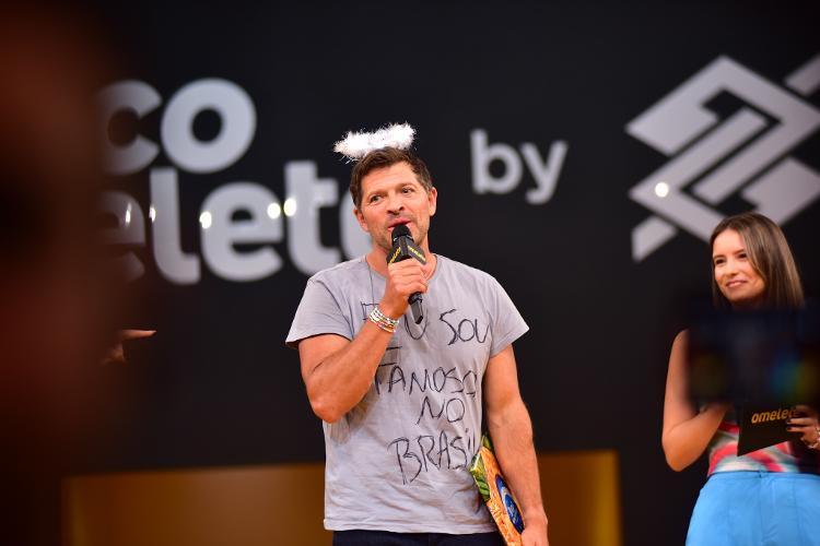 Misha Collins usa tiara de anjo e camiseta escrita 'Eu sou famoso no Brasil' durante a CCXP 24