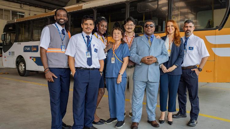 Jão (Fabrício Boliveira), Sidney (Adanilo), Vanilda (Mari Aldeia), Ana Lucia (Iara Jamra), Alberto (Chao Chen), Edson (Aílton Graça), Beth (Bia Guedes) e Jayme (Juliano Cazarré) em 'Volta por Cima' Jão (Fabrício Boliveira), Sidney (Adanilo), Vanilda (Mari Aldeia), Ana Lucia (Iara Jamra), Alberto (Chao Chen), Edson (Aílton Graça), Beth (Bia Guedes) e Jayme (Juliano Cazarré) em 'Volta por Cima'