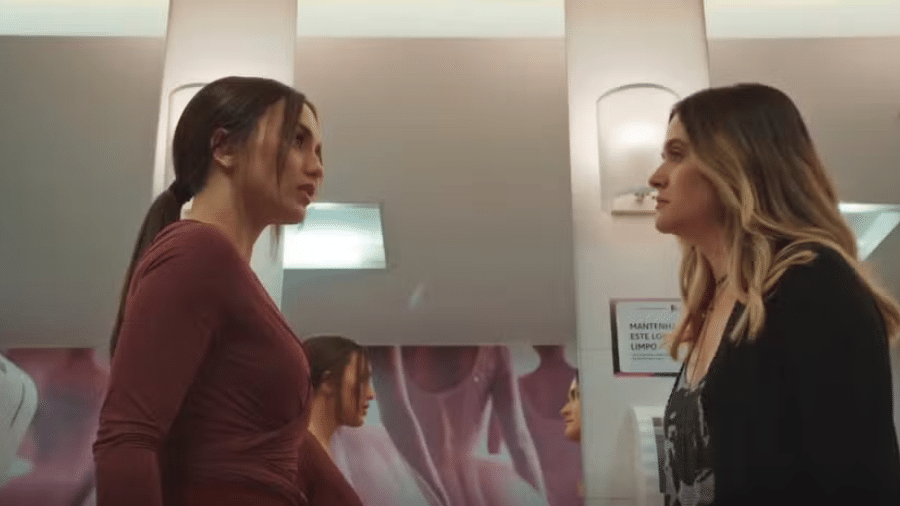 Jéssica (Rafa Kalimann) e Electra (Juliana Paiva) em "Família É Tudo" - Divulgação/Globo