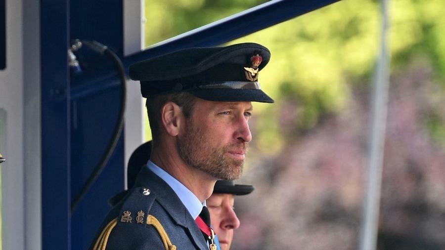 Príncipe William é fotografado de barba