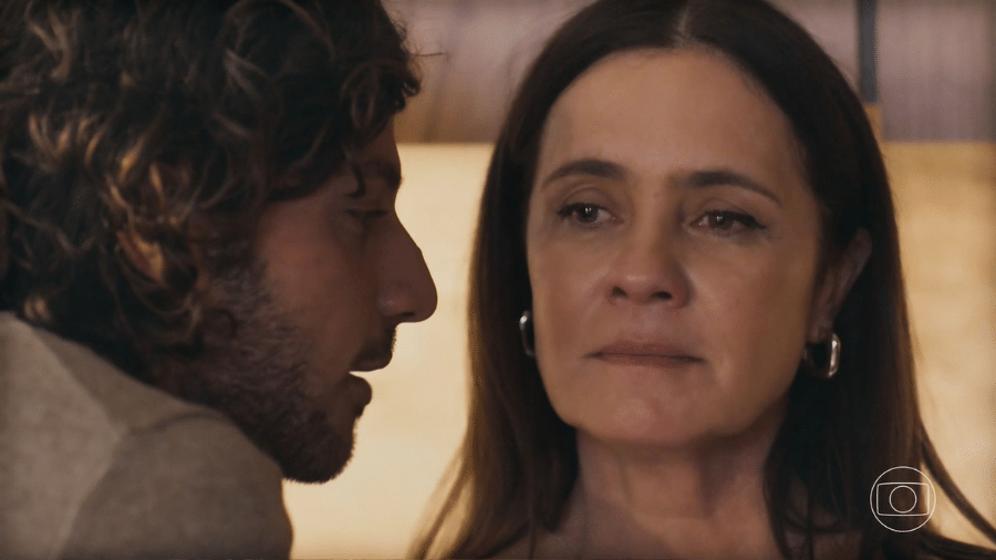 Mavi (Chay Suede) e Mércia (Adriana Esteves) em "Mania de Você" - Reprodução/Globo