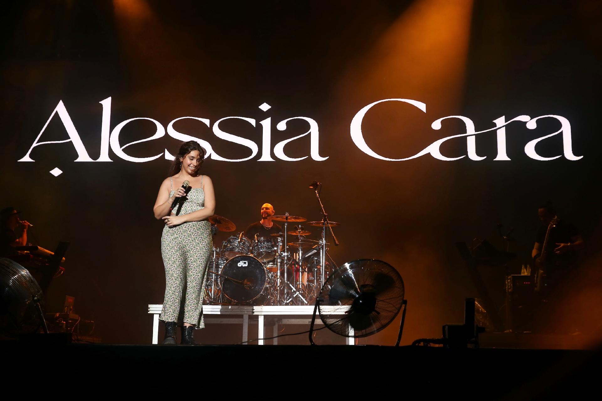 Alessia Cara, canadense vencedora do Grammy em 2018, cantou para o público do Lollapalooza Brasil na tarde deste sábado - Iwi Onodera/ Brazil News