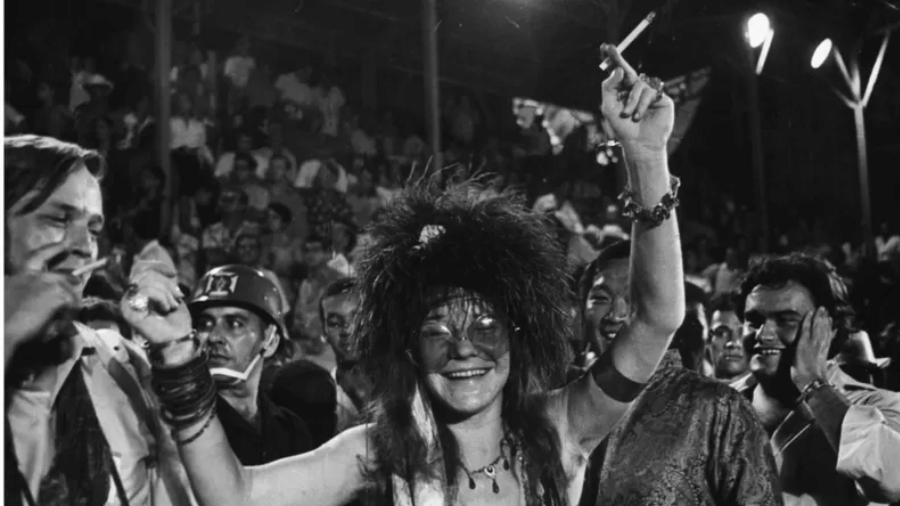 Roqueira americana, que completaria 80 anos, sempre quis conhecer o Rio de Janeiro; na foto Janis Joplin acompanha o desfile das escolas de samba no Carnaval carioca em 1970, ao fundo à direita, o famoso DJ Big Boy, também já falecido - Arquivo nacional