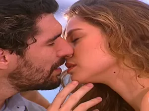 'Beijo mais esperado'; público celebra Estela e Padre Pedro 