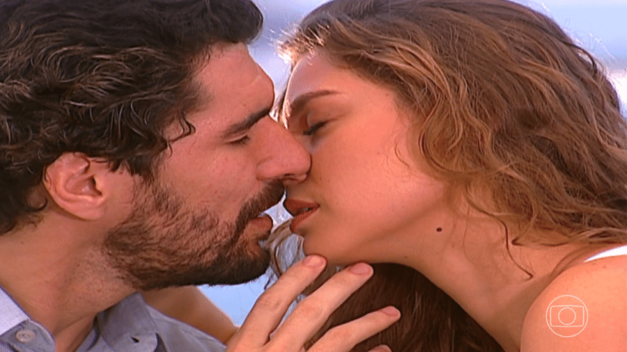O primeiro beijo de Padre Pedro (Nicola Siri) e Estela (Lavínia Vlasack) 