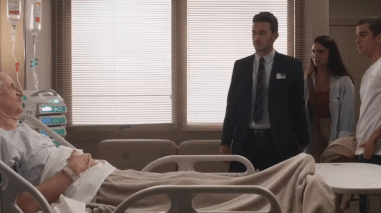 Sérgio (Marcos Caruso) recebe visitas no hospital em 'Elas por Elas'
