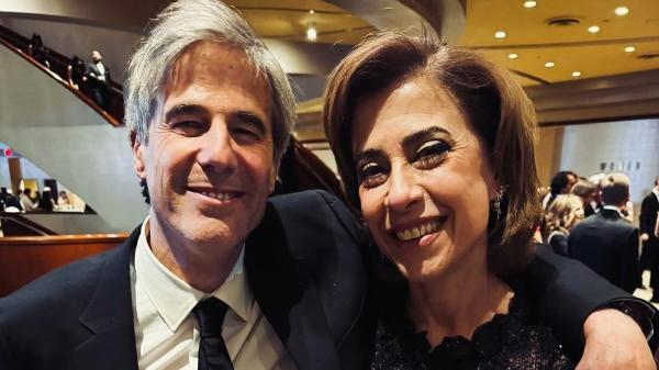 Fernanda Torres posa ao lado de Walter Salles com o Oscar de "Ainda Estou Aqui"