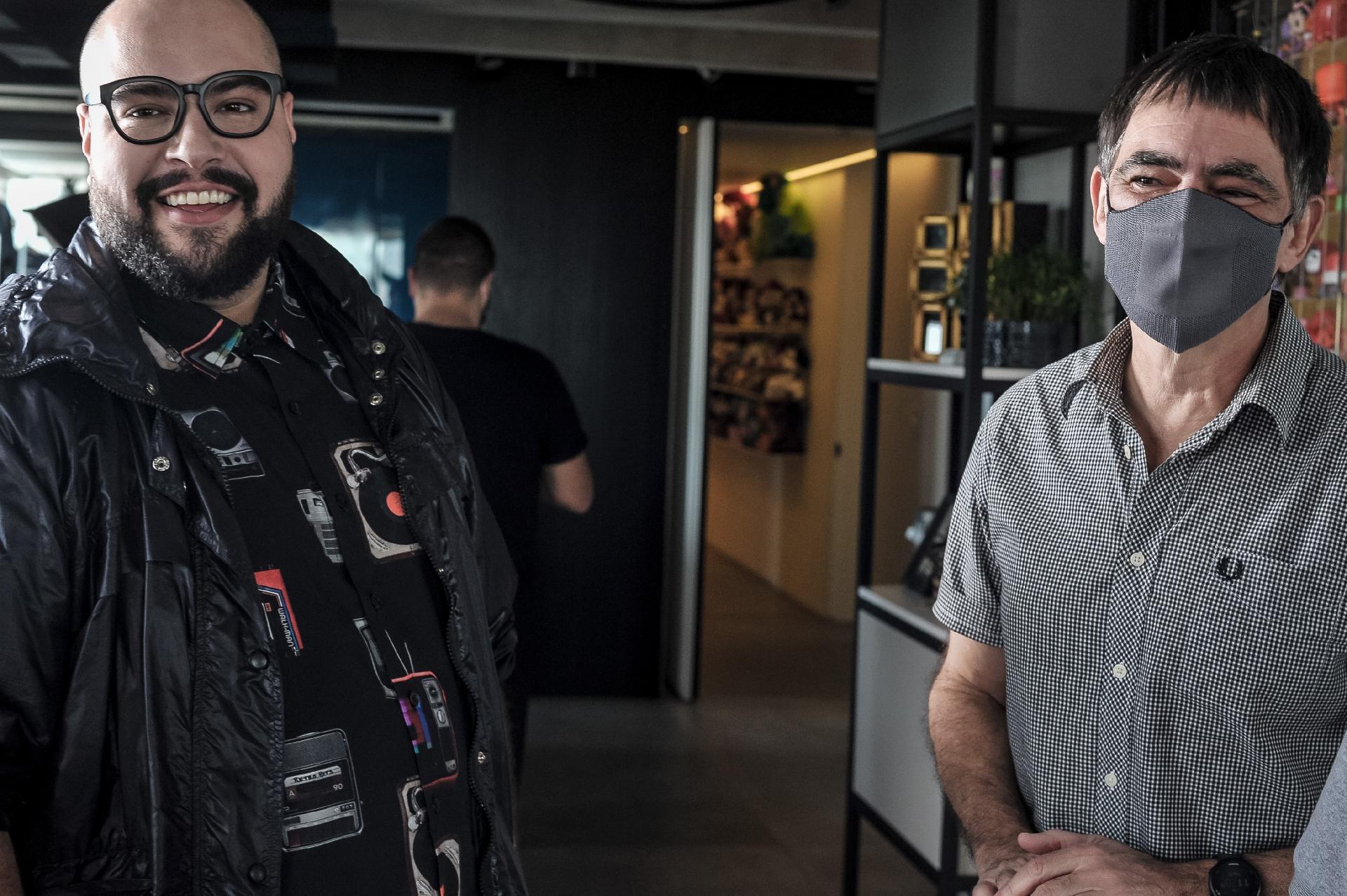 Samuel Rosa e Tiago Abravanel nos bastidores da gravação para o 'Sai da Caixa' - Reinaldo Canato/UOL