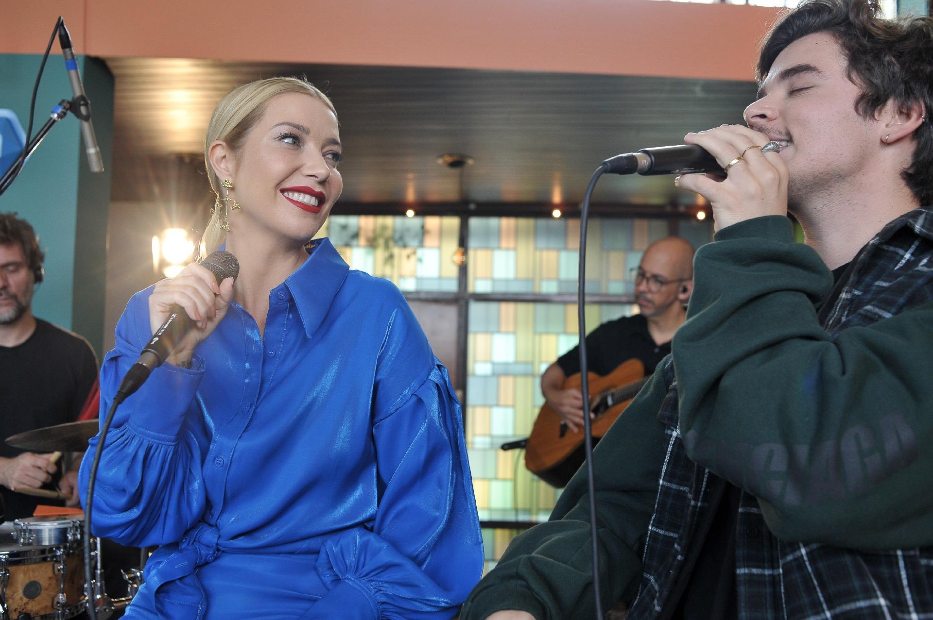 João Figueiredo 'Sai da Caixa' e solta a voz ao lado de Luiza Possi - Reinaldo Canato/UOL