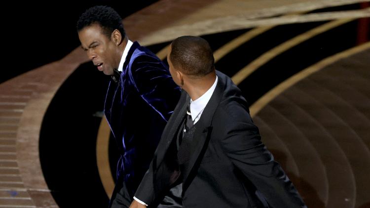 Will Smith dá um tapa em Chris Rock durante o Oscar 2022