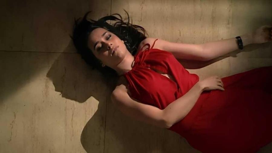 Taís (Alessandra Negrini) morre em "Paraíso Tropical - Reprodução/Globoplay