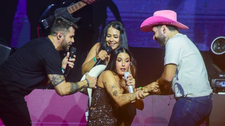 Sem querer, Odorico Reis derrubou a amiga Ana Castela Sem querer, Odorico Reis derrubou a amiga Ana Castela