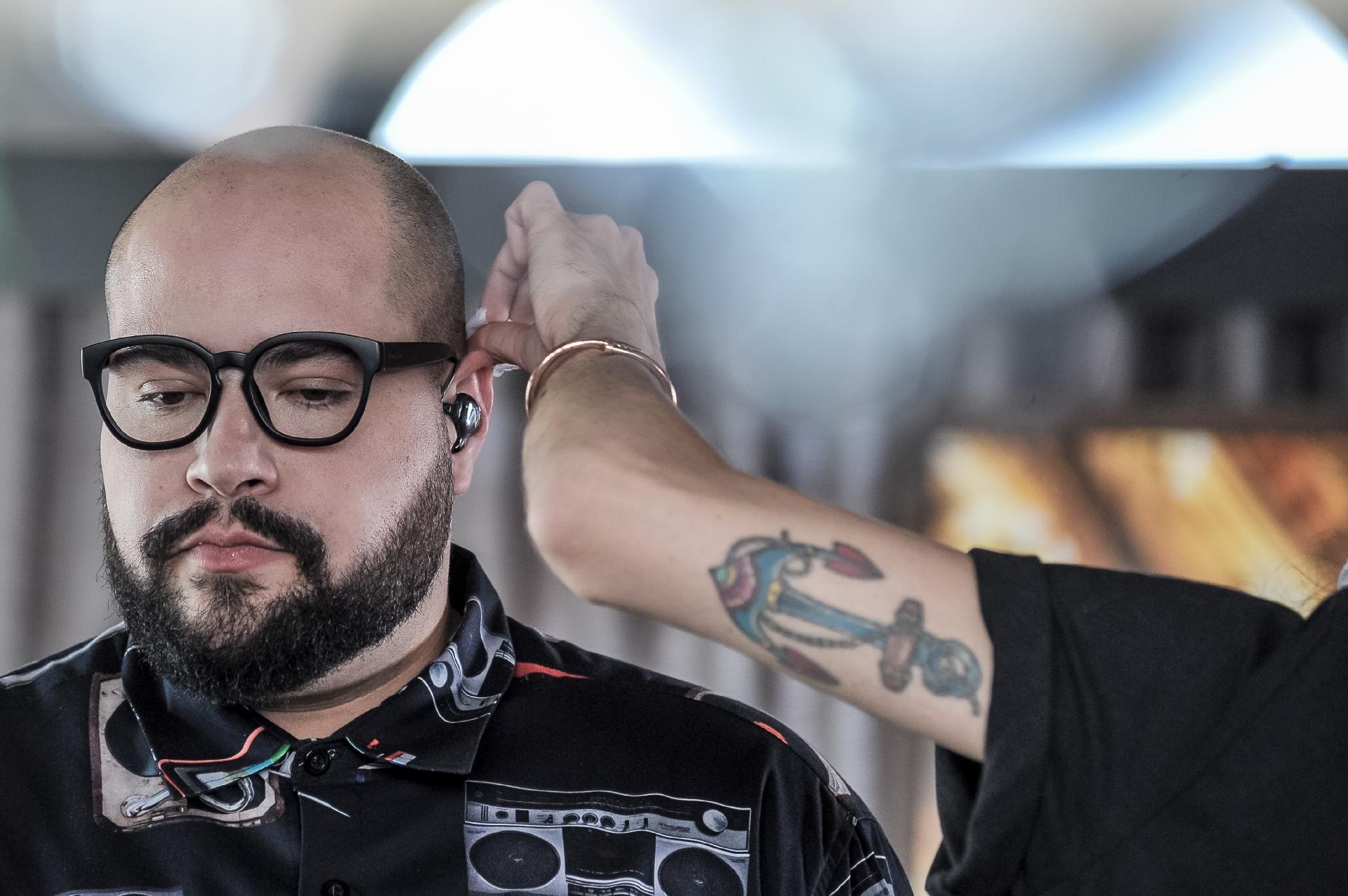 Sai da Caixa: Tiago Abravanel nos bastidores da gravação com Samuel Rosa - Reinaldo Canato/UOL