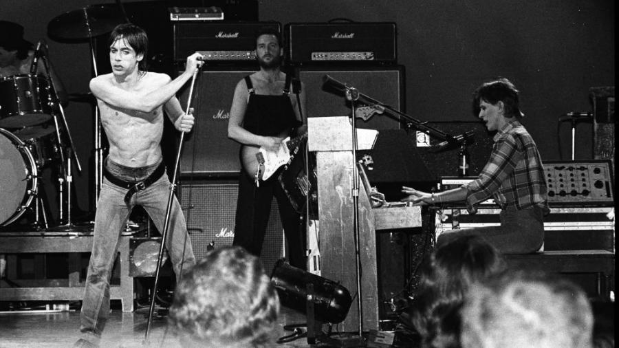  Iggy Pop, Ricky Gardiner e David Bowie durante apresentação em 1978 - Richard McCaffrey / Getty Images