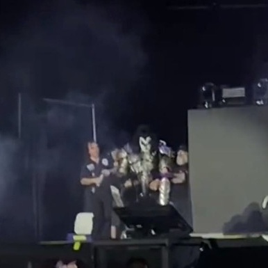 VÍDEO: Baixista do Kiss passa mal com o calor e interrompe show
