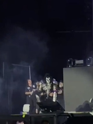 KISS interrompe show em festival em Manaus após Gene Simmons passar mal com  forte calor e umidade