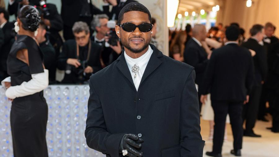 Usher usa terno e luvas pretas para o MET Gala 
