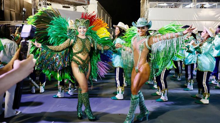 Duda Serdan e Viviane Araújo prontas para o desfile da Mancha Verde na primeira noite de carnaval no sambódromo do Anhembi