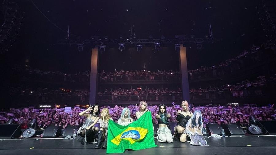 Dreamcatcher posa com a bandeira do Brasil, Dami de papelão e o público - @hf_drramcatcher/Instagram